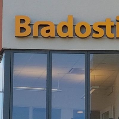 Bradosti ledskyltar mot fasad