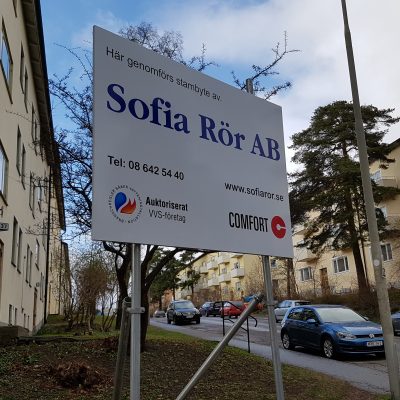 Byggskylt, plåtskylt, stolpskylt