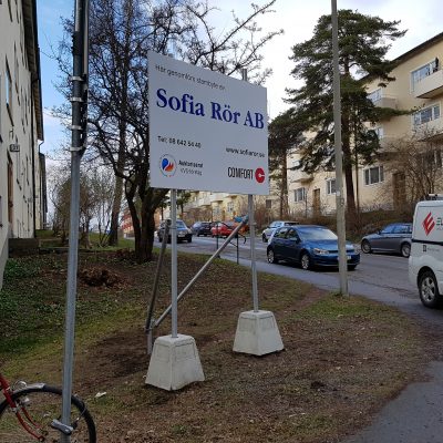 Byggskylt, plåtskylt, stolpskylt