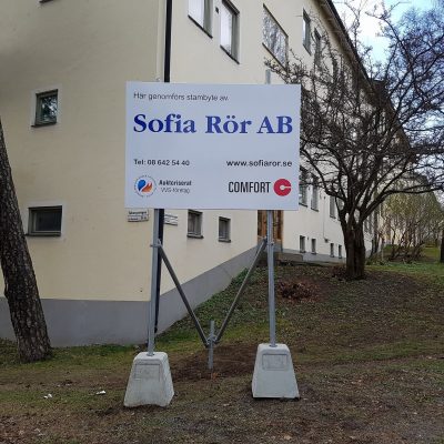 Byggskylt, plåtskylt, stolpskylt